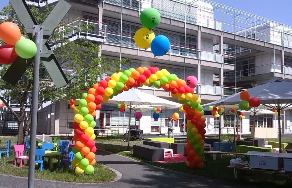 Ballonbogen und Riesenballons zur Dekoration am Klinikum Nürnberg