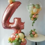 Geburtstags Ballon Dekoration in rose gold, Eukalyptus und ivory Farbkombination mit Efeublättern geschmückt. 4-geburtstag Geburtstags Ballon Dekoration rose gold, Eukalyptus, ivory Farbkombination, Efeublättern geschmückt, Luftballons