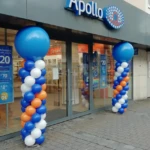 Ballonsäule mit weißem blauem und orangem Ballons Ballonsäule